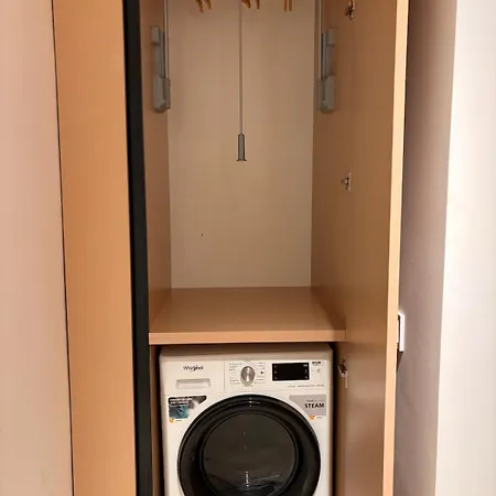 Aura Apartment Warna